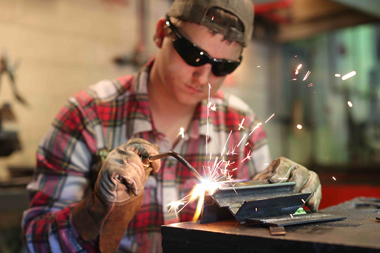 Welding class photo by Andrew Shurtleff for VA community college